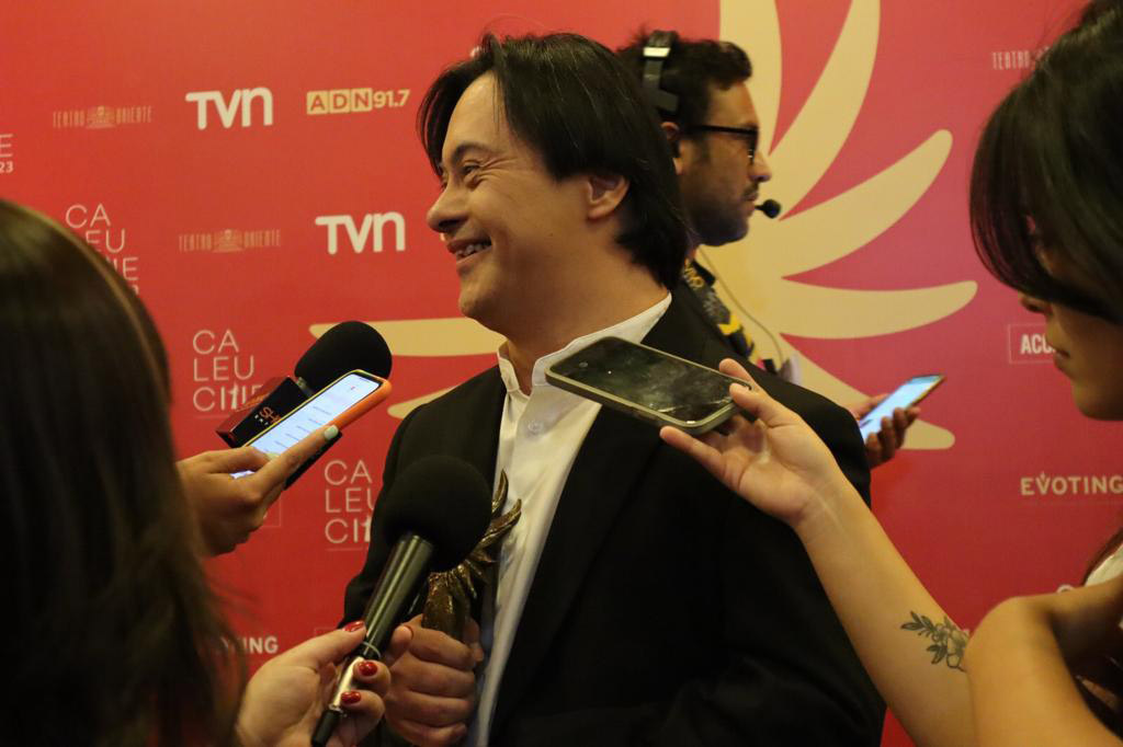 Sebastián Solorza es entrevistado en la alfombra roja previa a los Premios Caleuche 2023