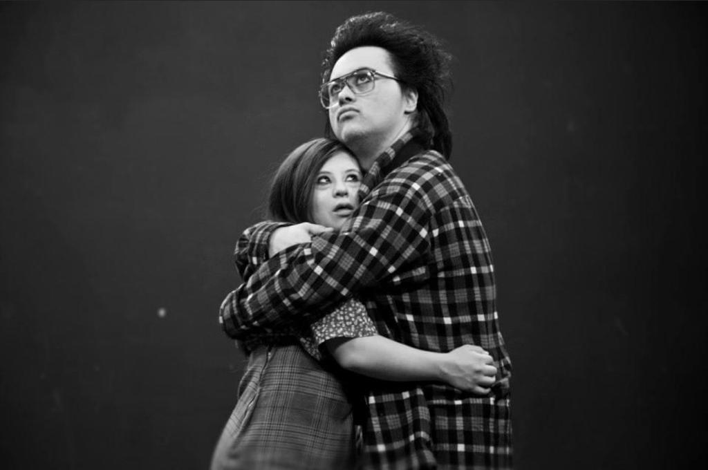 Sebastián Solorza abraza a una compañera actriz en una imagen promocional de Bendito Teatro