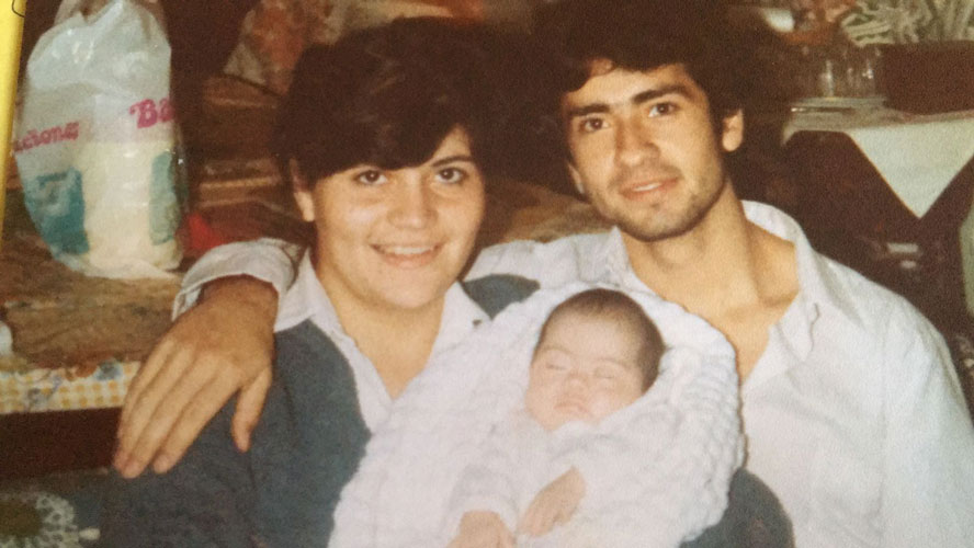 Sebastián Solorza a los pocos meses de edad junto a sus padres